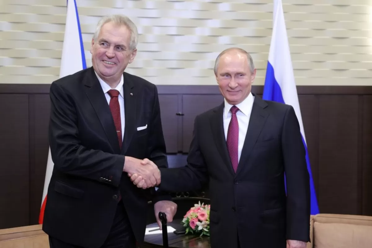 Președintele ceh, Milos Zeman, a spus că pista agenților ruși, care ar fi provocat explozia unui depozit de muniții din țara sa, soldată cu moartea a doi oameni, e doar una dintre ipoteze