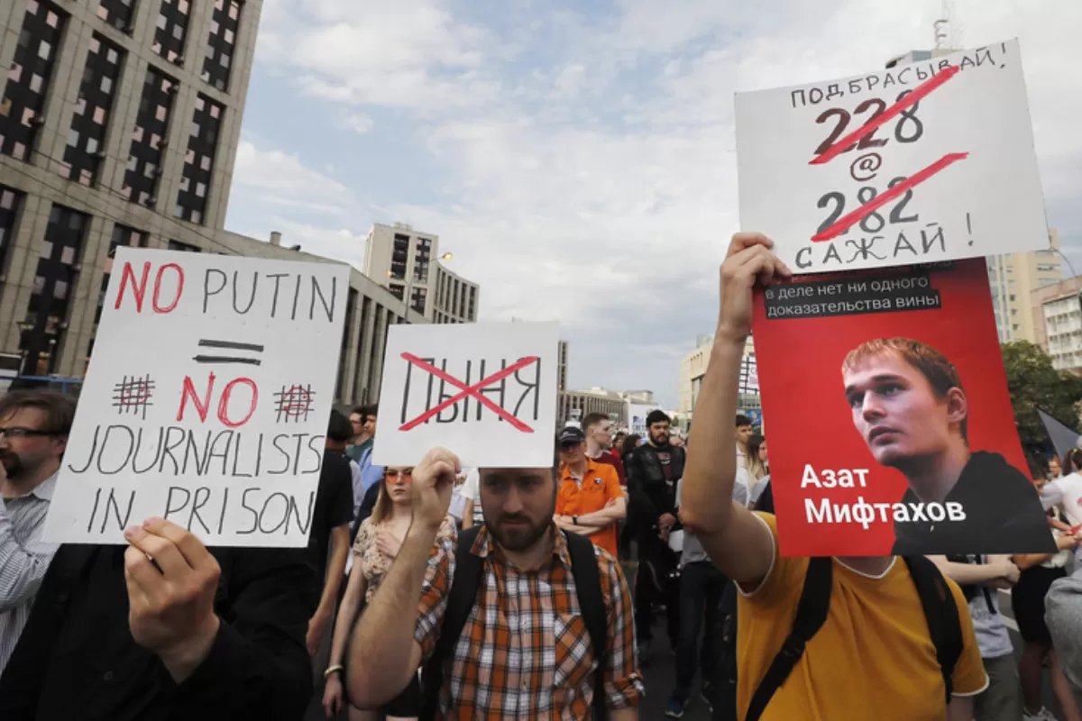 Parchetul rus a cerut în instanță pedepse grele pentru cinci foști polițiști, acuzați că au fabricat  un dosar de trafic de droguri contra unui jurnalist de investigații