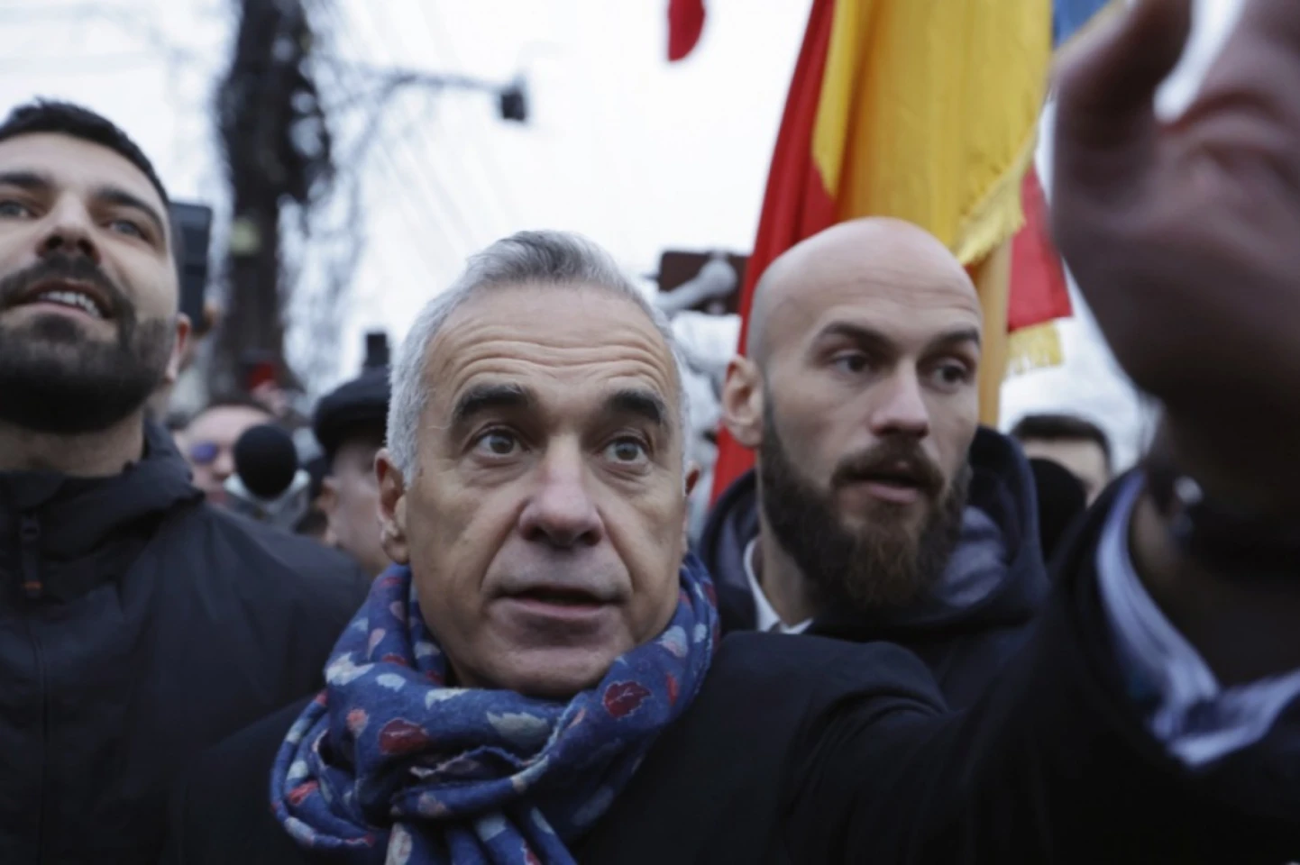 Susținut de un fals Assange, Călin Georgescu se luptă cu știrile false