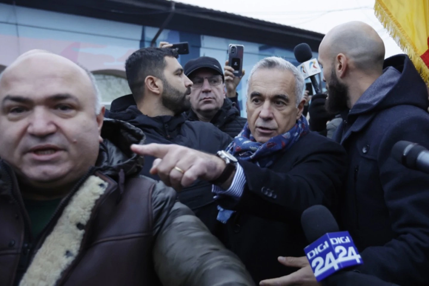 Donald Trump – prietenul imaginar al lui Călin Georgescu; Notre-Dame – templu satanic