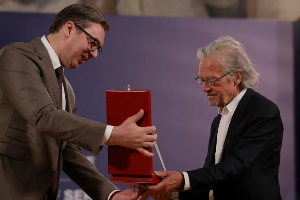 Preşedintele sârb, Aleksandar Vucic, i-a remis cea mai înaltă disctincţie a ţării sale controversatului scriitor austriac Peter Handke