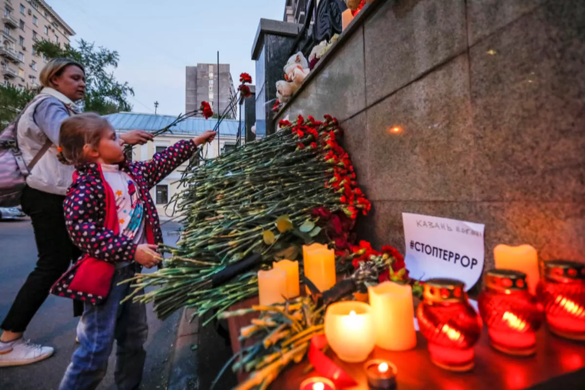 În republica autonomă rusă Tatarstan e zi de doliu, după masacrul dintr-o şcoală din capitala Kazan