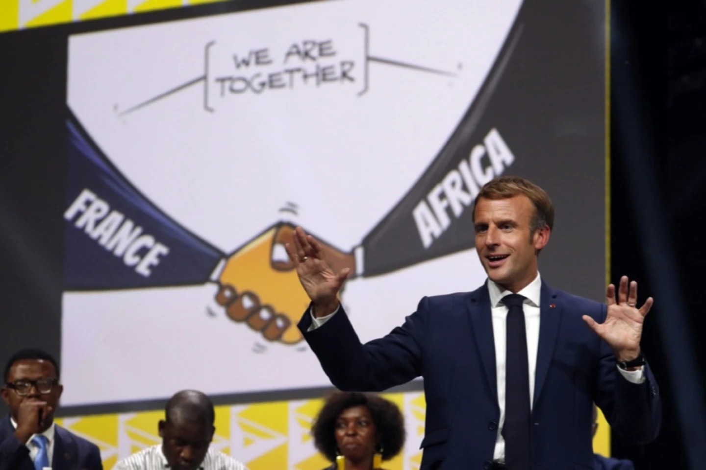 Canibali, ciocolată din greieri și iubitul lui Macron