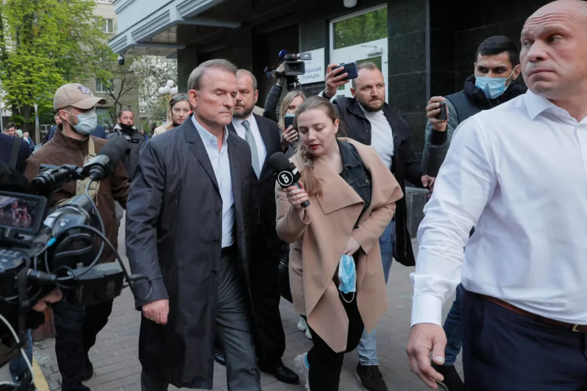 Cel mai influent politician pro-rus din Ucraina, deputatul Viktor Medvedciuk, a fost plasat în arest la domiciliu