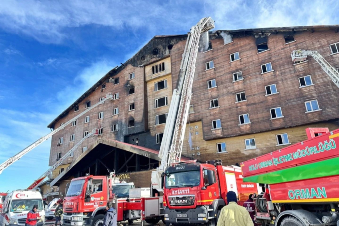 Incendiu cu cel puţin 10 morţi într-o staţiune de ski din Turcia