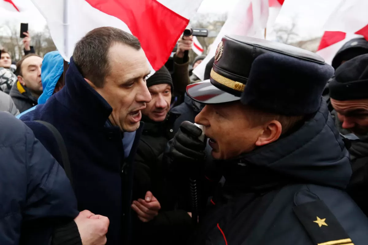 Liderul unui partid de opoziţie din Belarus şi alţi şase militanţi au fost condamnaţi, marţi, la pedepse cu închisoare între 4 şi 7 ani