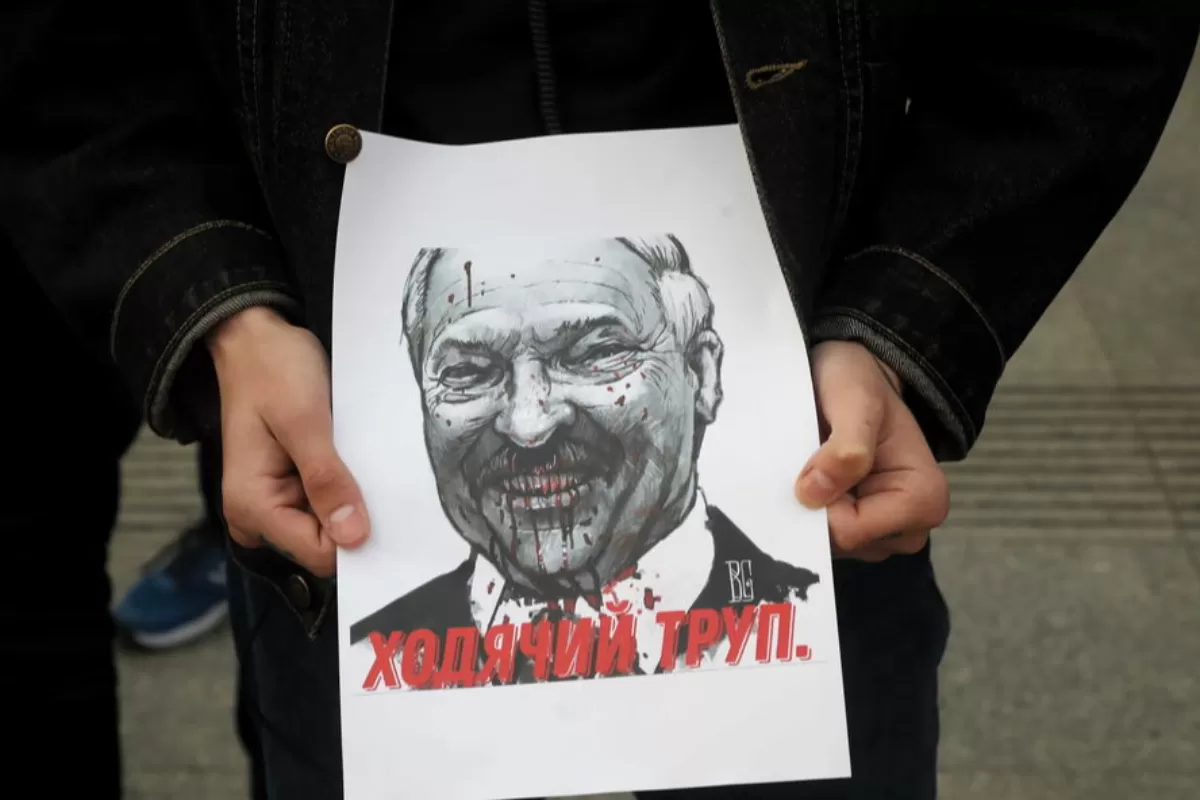 Preşedintele belarus, Aleksandr Lukaşenko, a pretins că a acţionat legal şi că a protejat vieţile pasagerilor deturnând, duminică, la Minsk un avion civil care mergea la Vilnius