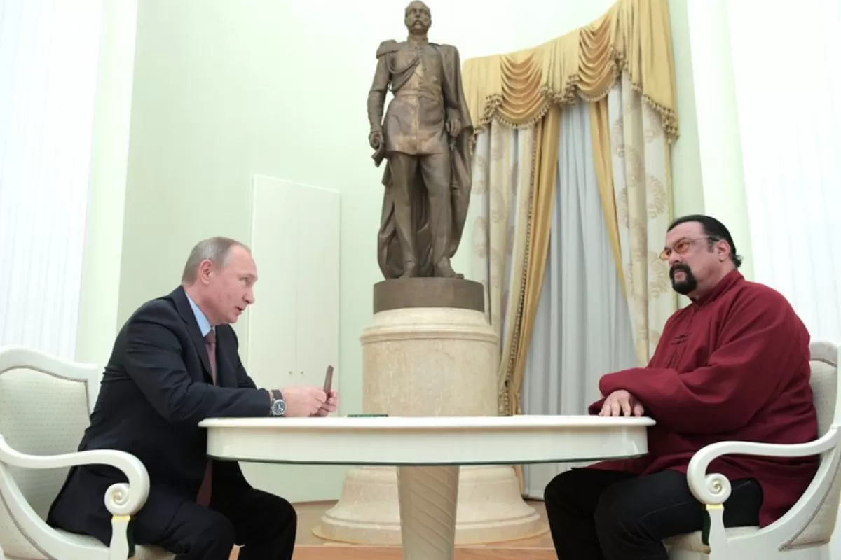 Actorul american Steven Seagal,  cunoscut pentru admirația pe care i-o poartă preşedintelui rus Vladimir Putin, s-a înscris într-o formațiune  politică rusească pro-Kremlin