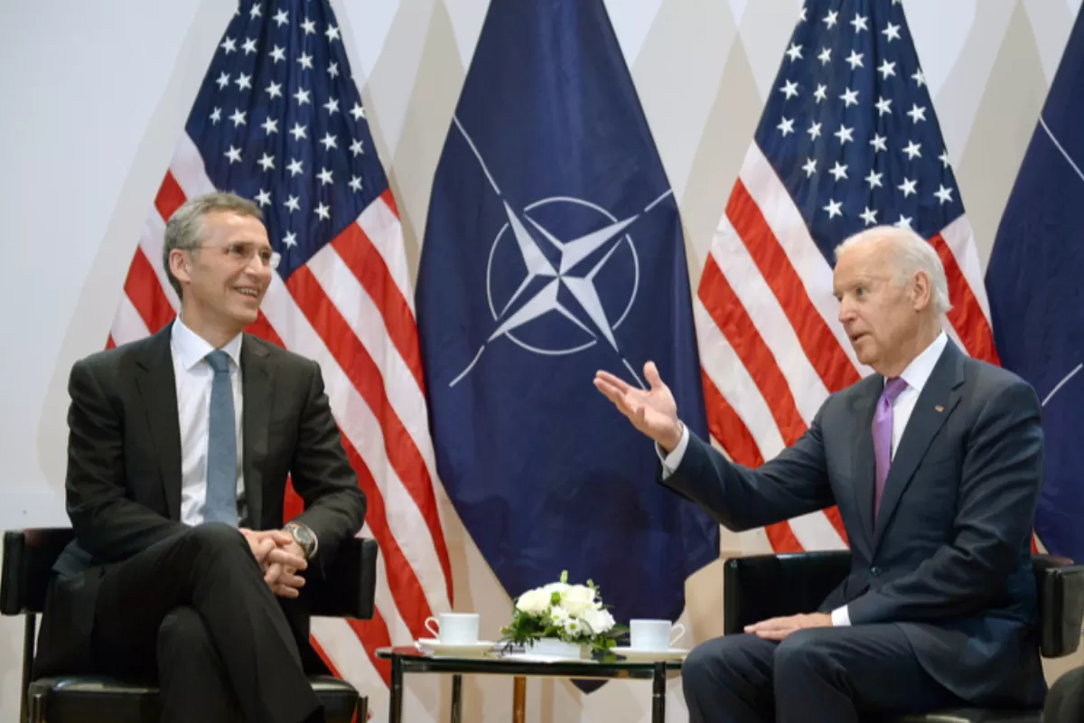 Secretarul general al NATO, Jens Stoltenberg, discută cu preşedintele american, Joe Biden, înaintea întâlnirii acestuia cu omologul rus, Vladimir Putin