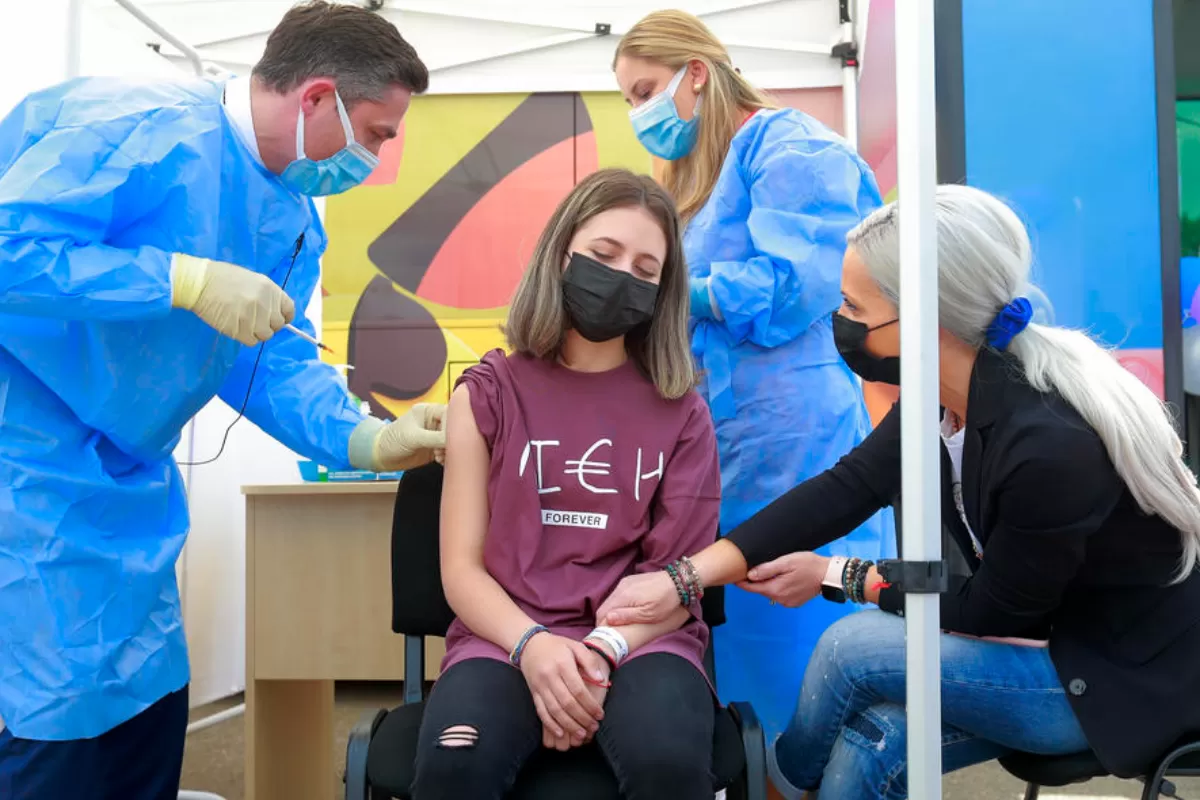 FAKE NEWS: Vaccinarea anti-coronavirus transformă oamenii în zombi, iar pielea lor se va transforma în solzi