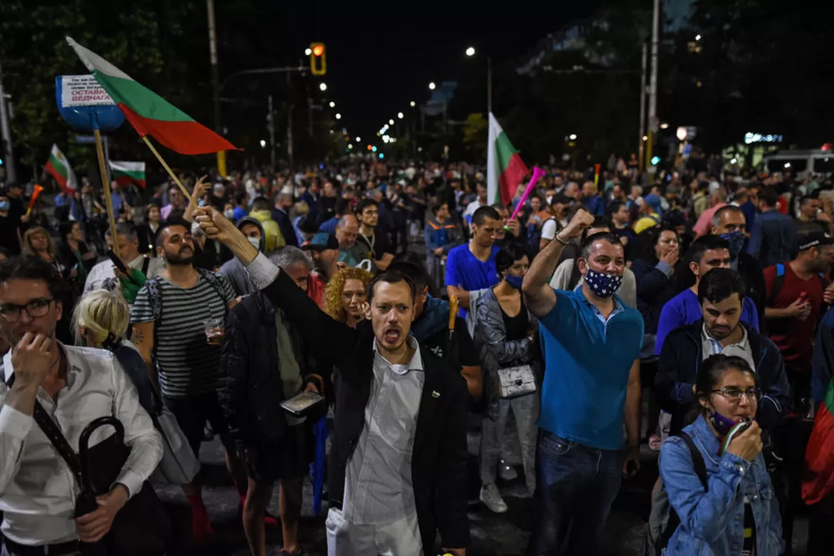 Intrările în Palatul de Justiție din Sofia au fost blocate, miercuri, de manifestanți care cer demisia procurorului general, Ivan Gheșev, acuzat că e omul Mafiei