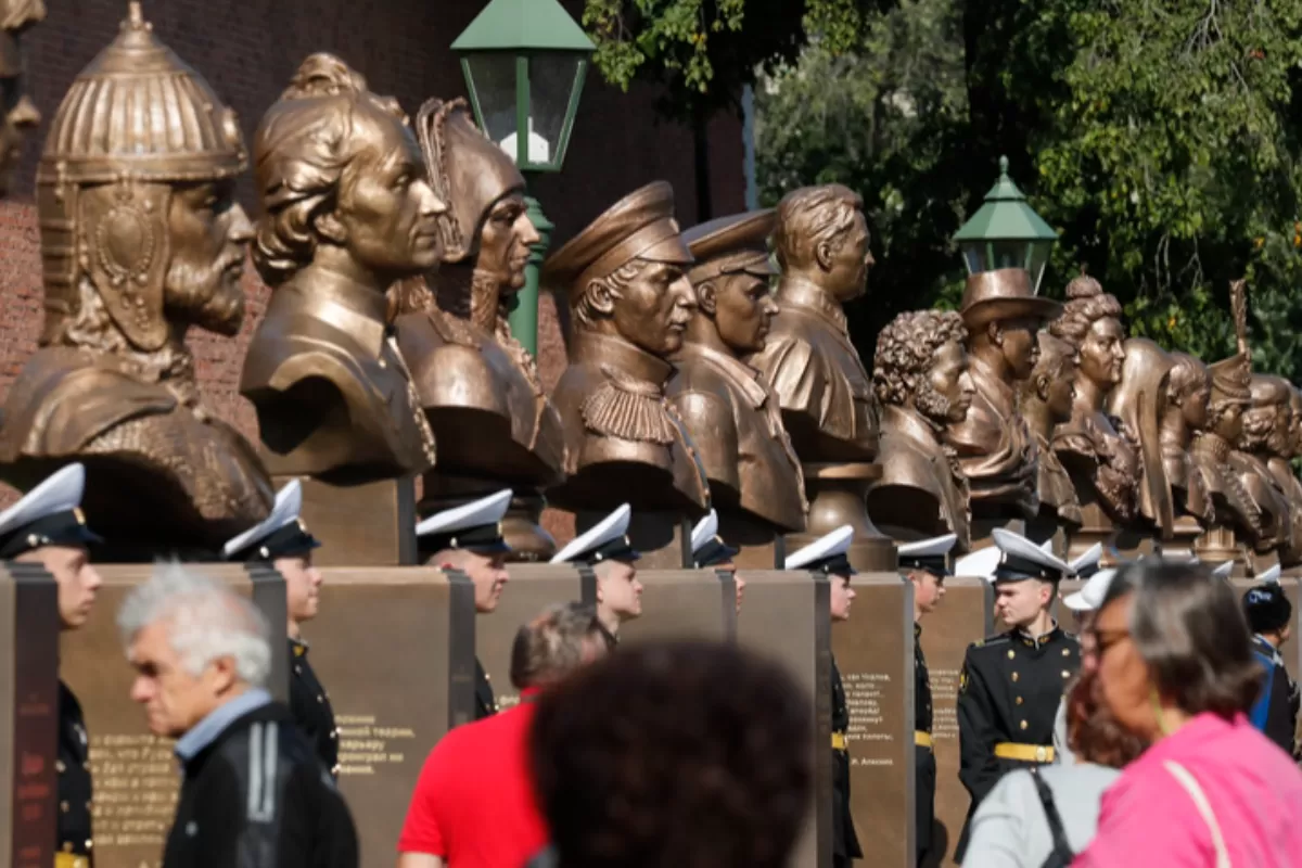 Meduza: De ce autorităţile ruse au nevoie de un Occident „în descompunere? Şi cu cine se aseamănă în acest discurs?