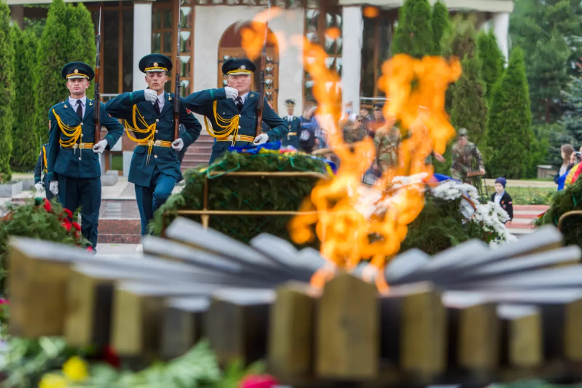 FAKE NEWS: Dușmanii occidentali au acces la informații secrete și influențează viața politică de la Chișinău