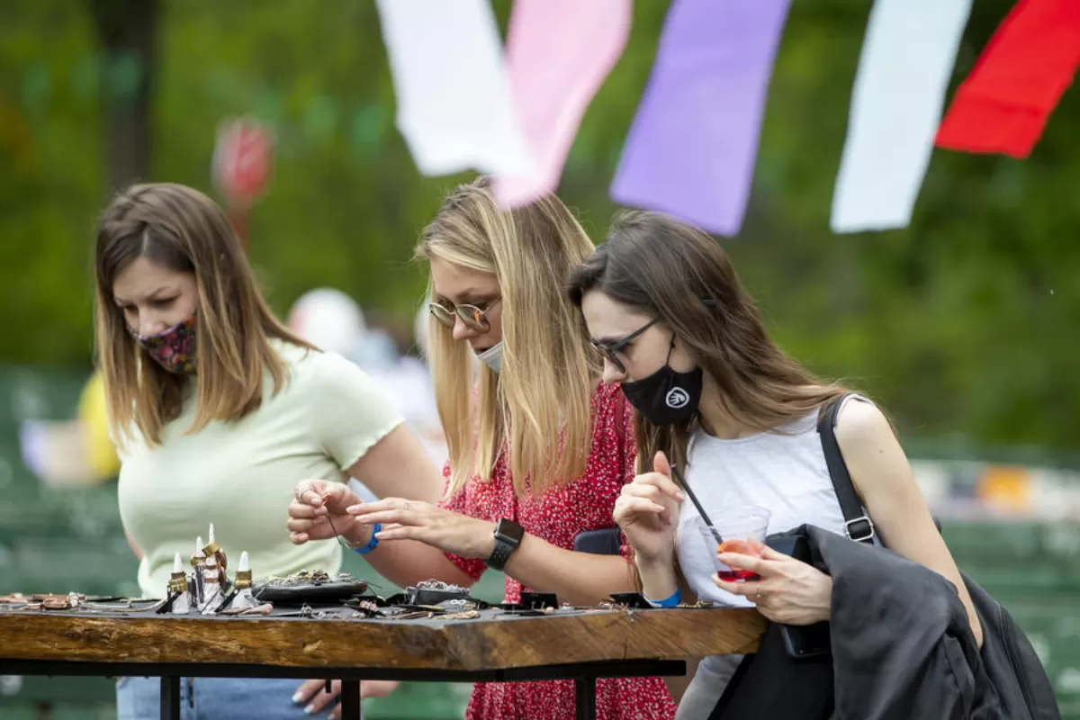 FAKE NEWS: Tinerii fug din Moldova Maiei Sandu