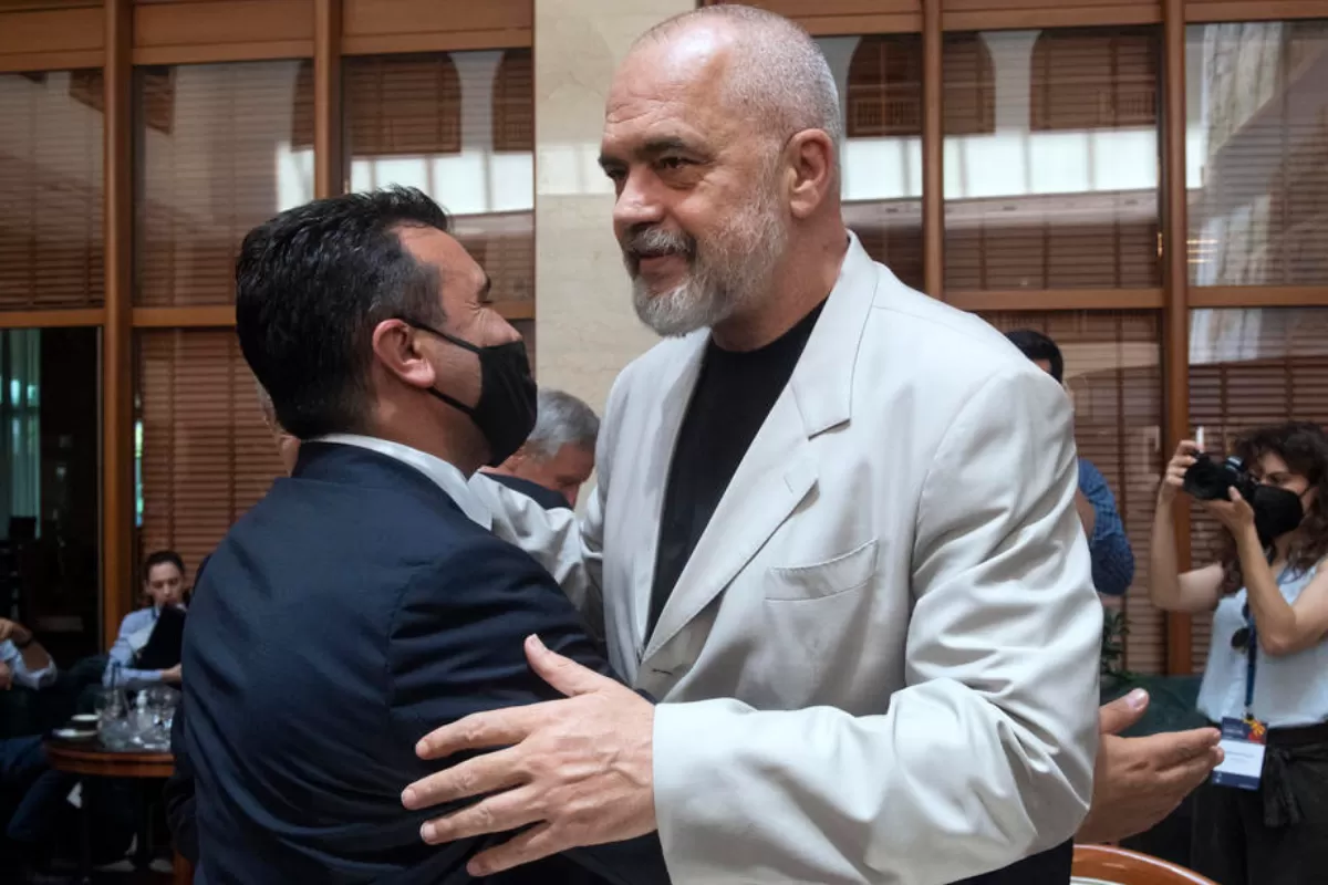 Premierul albanez, Edi Rama, a comparat  procesul admiterii țării sale și a Macedoniei de Nord vecine în Uniunea Europeană cu o piesă de teatru absurd