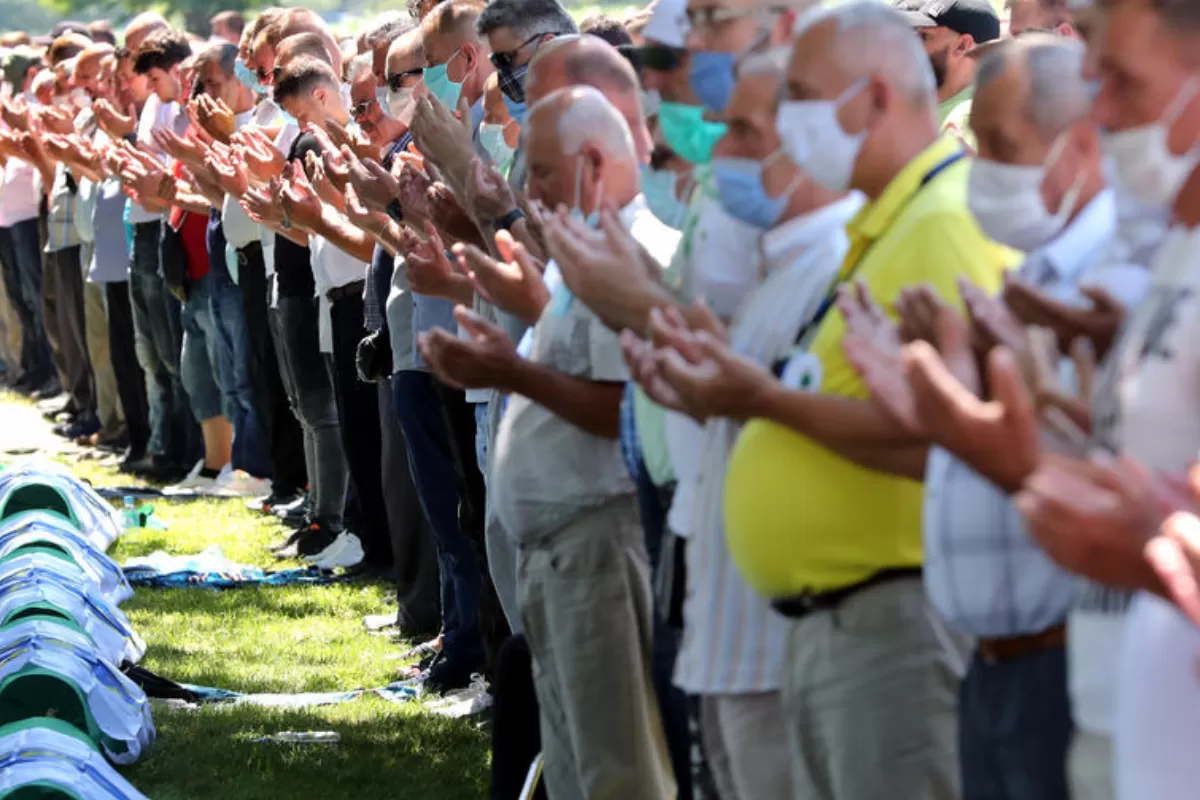 Trei jurnaliști sârbi au primit amenințări cu moartea după ce au scris despre masacrul de la Srebrenica, din Bosnia, din 1995