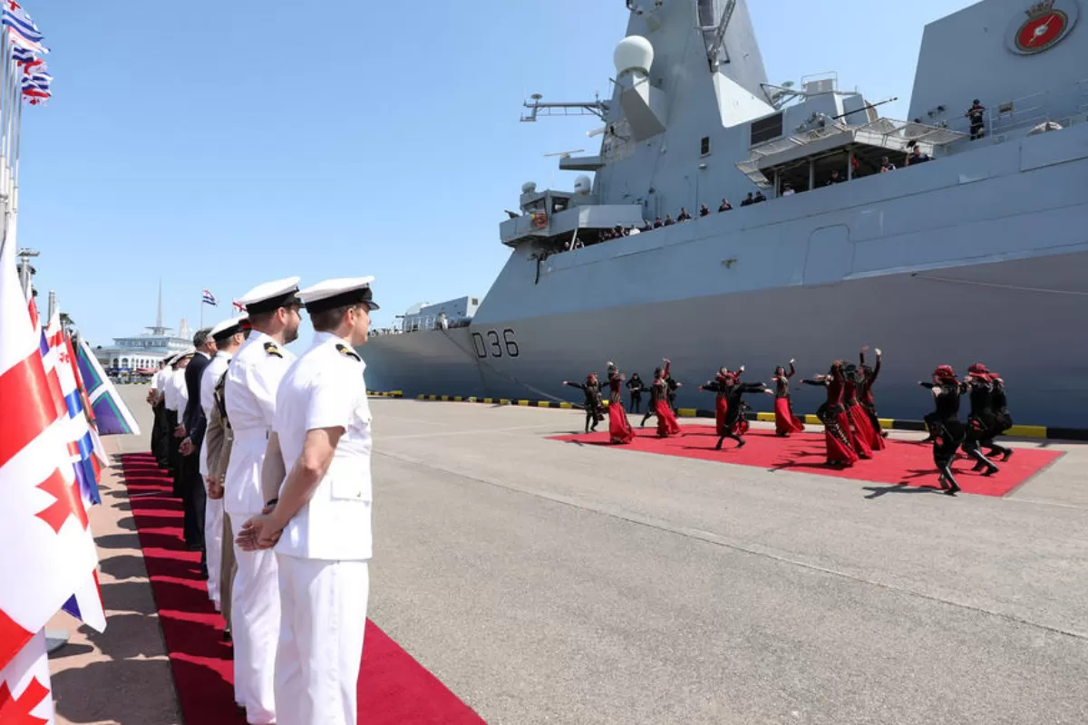 Distrugătorul britanic HMS Defender, care i-a înfuriat pe ruși intrând în apele peninsulei ucrainene Crimeea, a ajuns în portul georgian Batumi