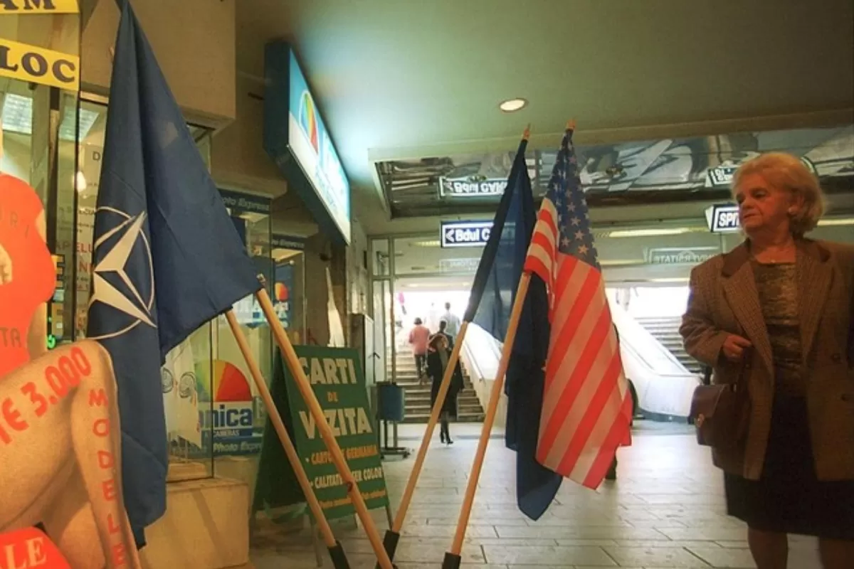 Sondaj: românii rămân ataşaţi de Occident şi nu le place Rusia