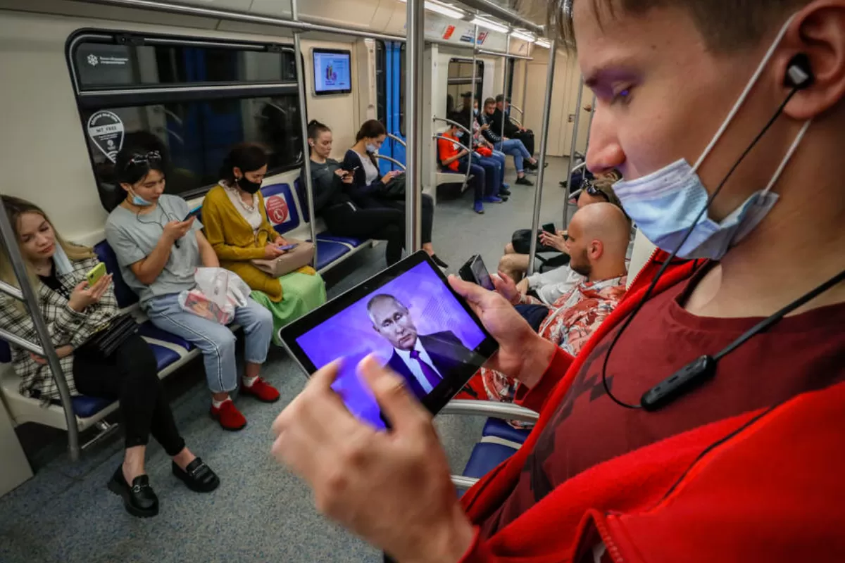 Preşedintele Vladimir Putin le-a reproşat rețelelor sociale mondiale că trimit la plimbare autoritățile atunci când sunt somate să se conformeze legilor rusești