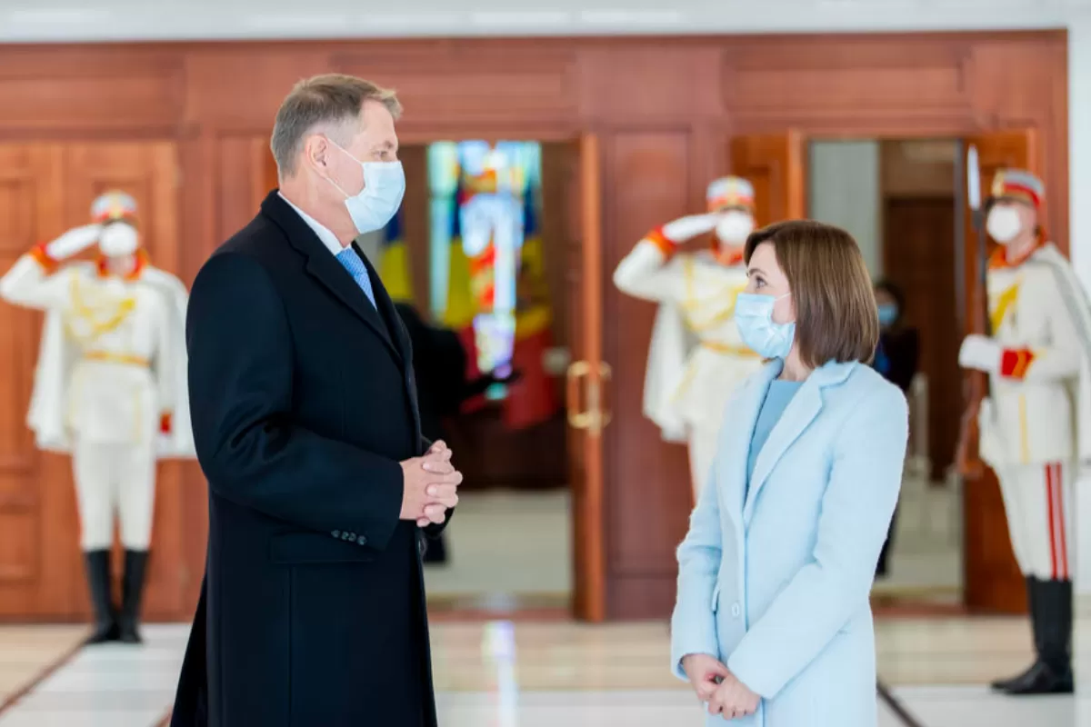 România, aruncată, cu sau fără voia ei, în vârtejul confruntării electorale din Republica Moldova