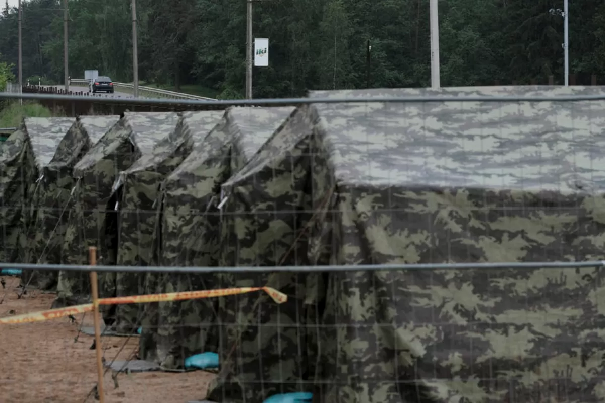 Lituania a început, vineri, să ridice o barieră la frontiera cu Belarusul,  pentru a stăvili fluxul de migranți ilegali