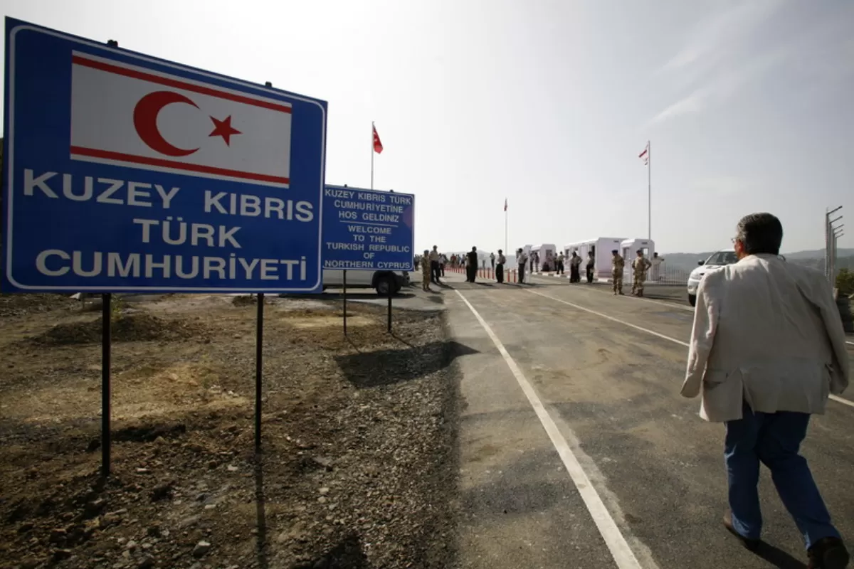 O navă miltară turcească a tras focuri de avertisment asupra unui vapor al gărzii de coastă cipriote