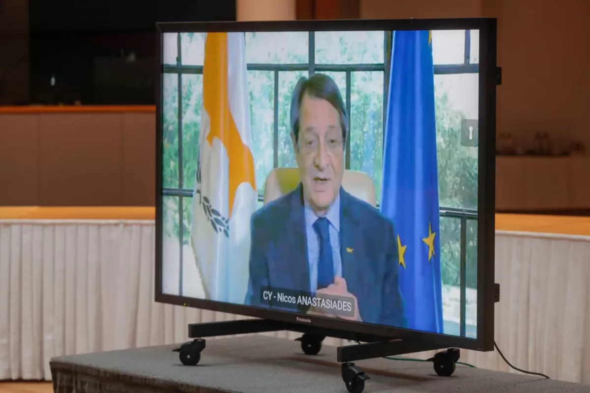 Mii de ciprioți care se opun restricțiilor sanitare anti-COVID-19 au atacat sediul unui canal de televiziune și au incendiat mașinile personalului