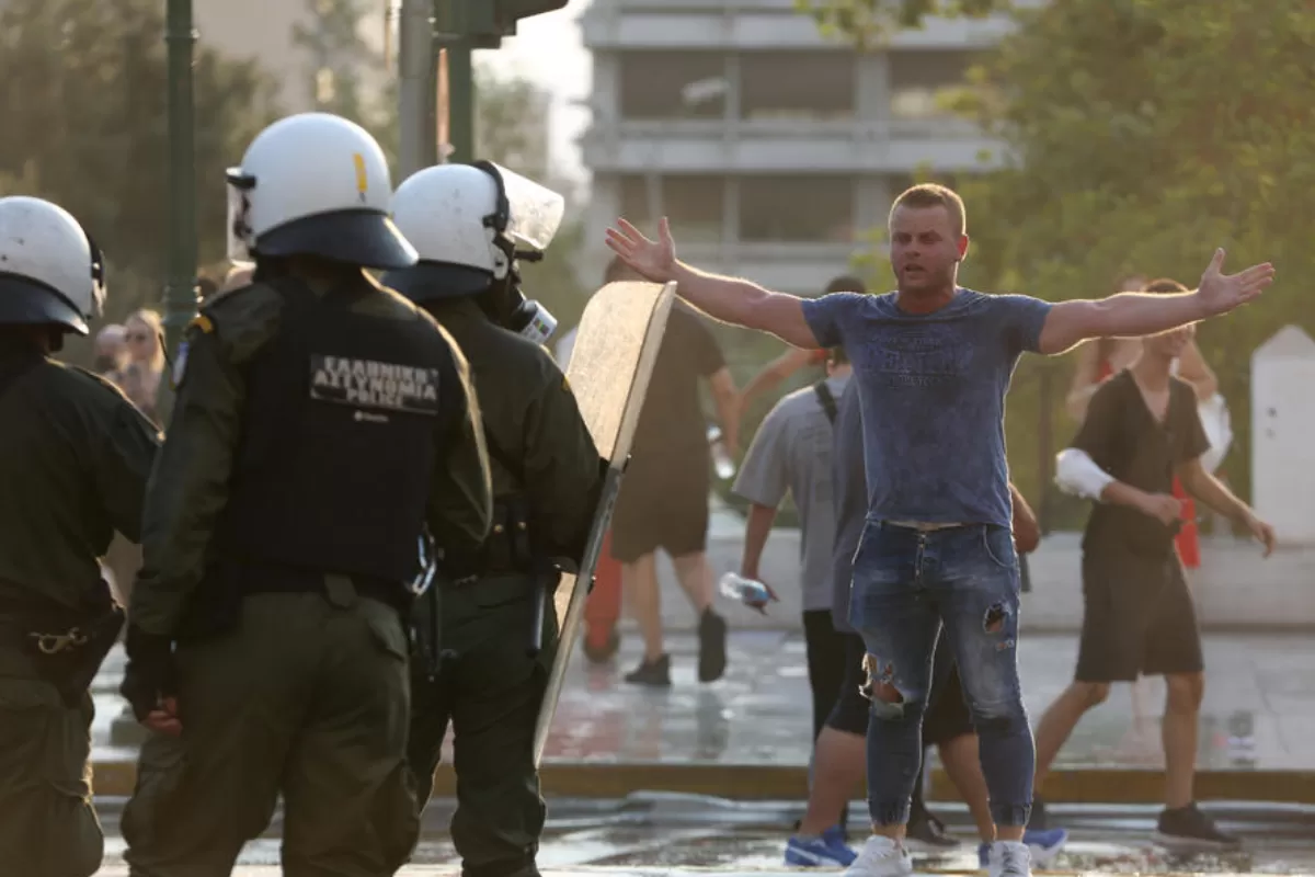 Poliția greacă a utilizat gaze lacrimogene și tunuri de apă pentru a dispersa o manifestație organizată la Atena împotriva vaccinării anti-COVID-19