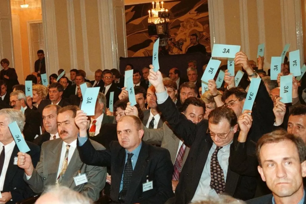 Politicienii sârbi bosniaci au respins, în mod oficial, interdicția a nega genocidul din 1995, de la Srebrenica, unde trupele lor au ucis opt mii de bărbați și adolescenți musulmani