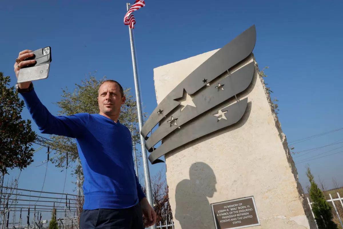 Președinta kosovară, Vjosa Osmani, l-a decorat, post-mortem, pe fiul omologului său american, Joe Biden