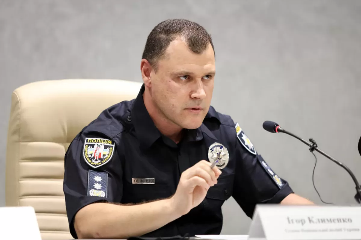 Polițiștii ucraineni au reținut, miercuri, un bărbat care a forțat intrarea principalei clădiri guvernamentale și a amenințat că va detona o grenadă