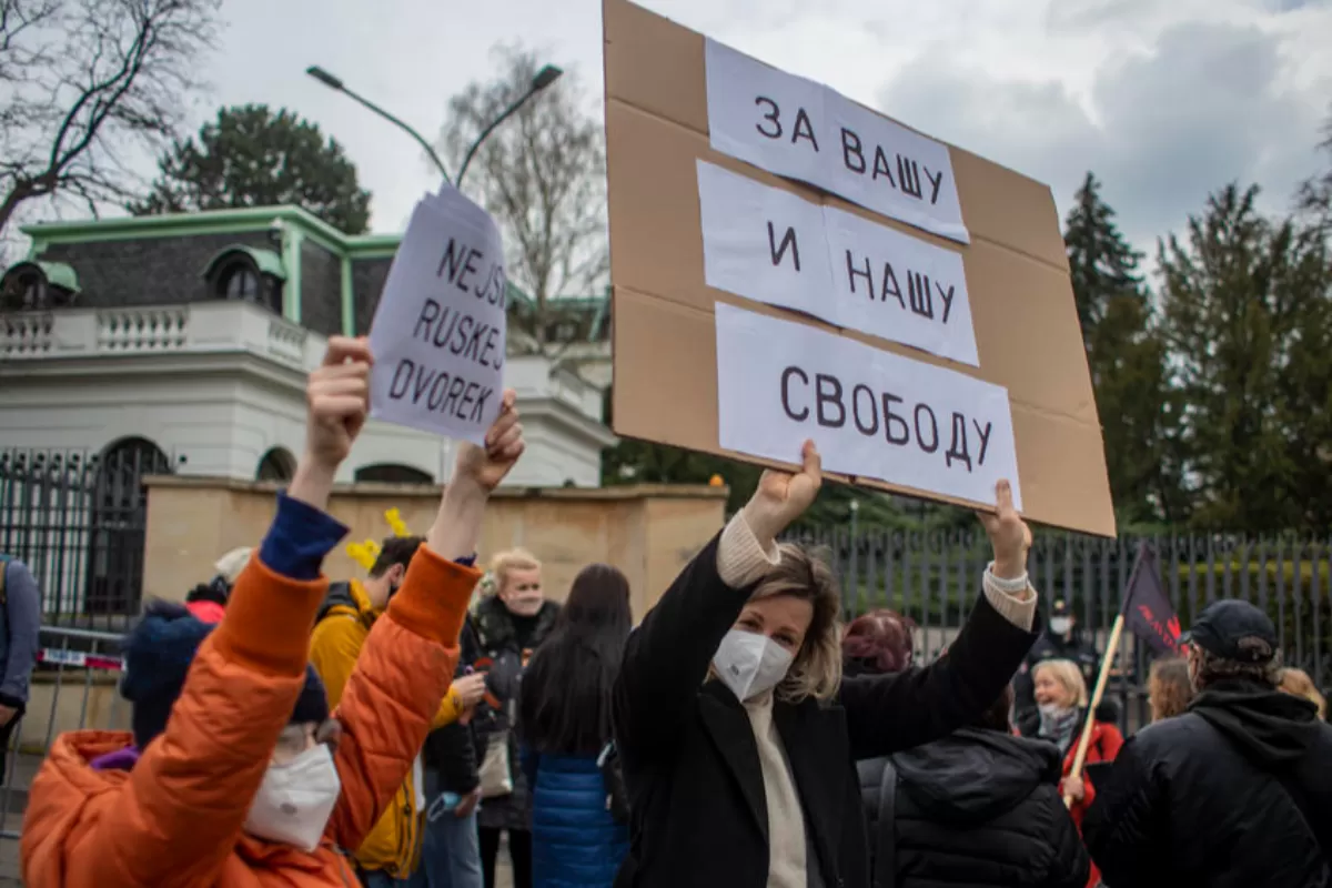 În vreme ce Republica Cehă se pregătește de alegeri, președintele (pro-rus), premierul și șeful serviciilor de informații sunt angrenați într-un complicat joc pentru putere