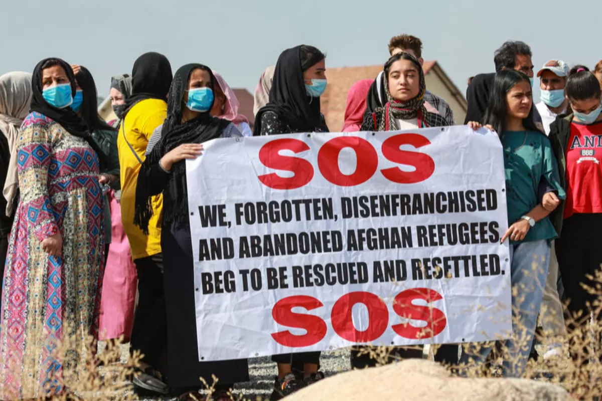 FAKE NEWS: Klaus Iohannis va aduce, ilegal, migranți afgani în România