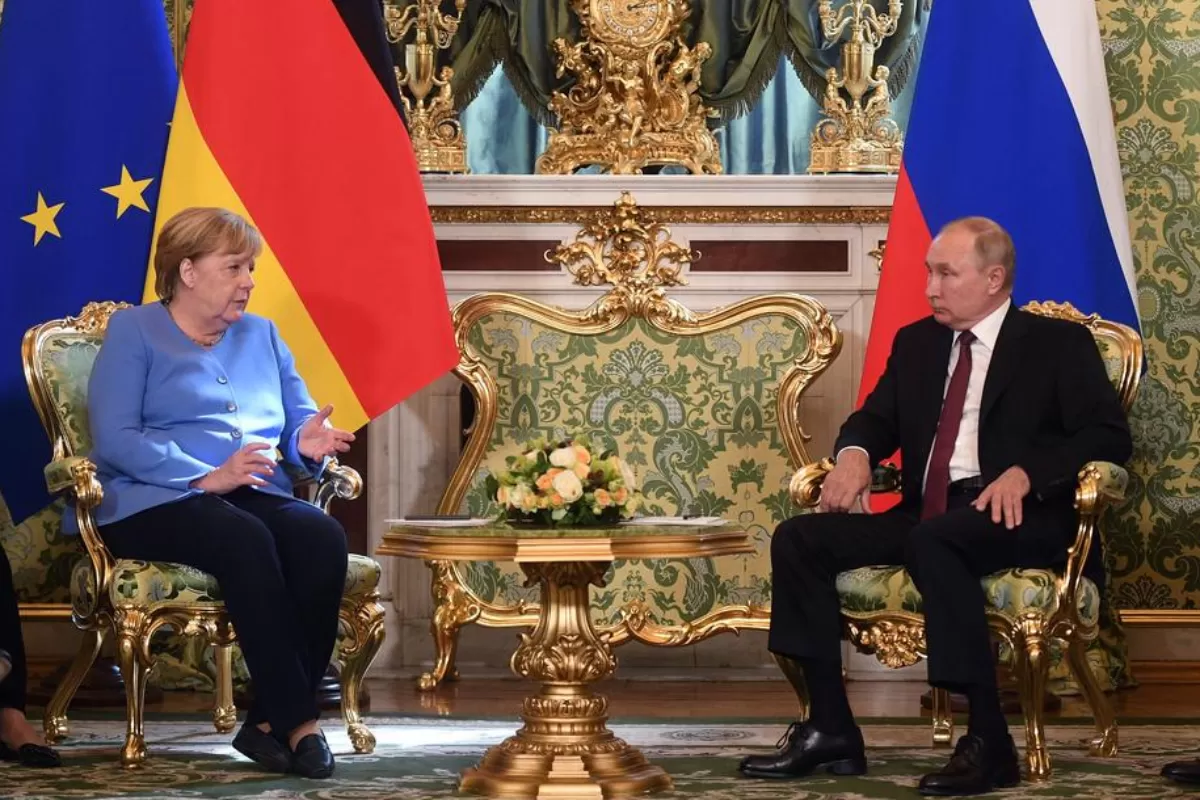 Negocierile pentru pace în estul Ucrainei trebuie continuate – susţine, la Moscova, cancelarul german Angela Merkel