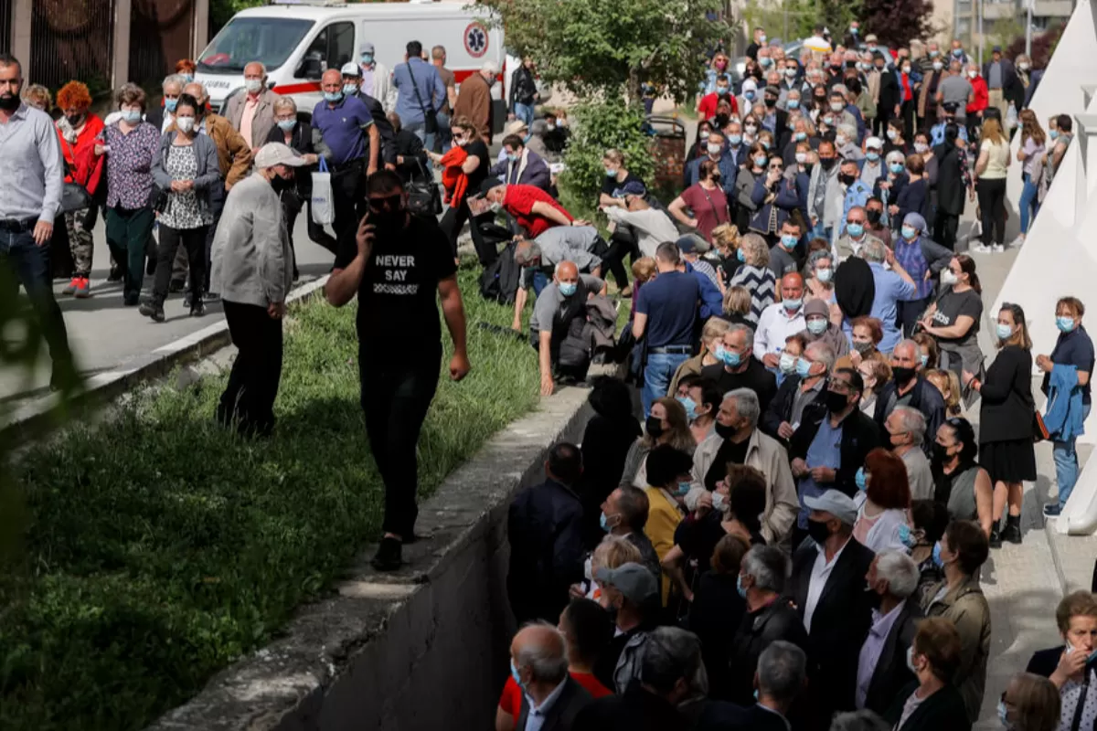 Guvernul din Kosovo a decis, duminică, să reintroducă interdicţia de circulaţie pe timpul nopţii şi să amâne deschiderea noului an şcolar