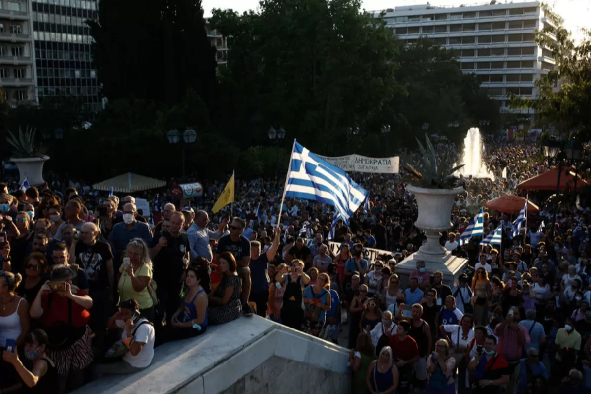 Poliţia greacă a utilizat gaze lacrimogene şi tunuri cu apă pentru a dispersa manifestanţi antivaccin