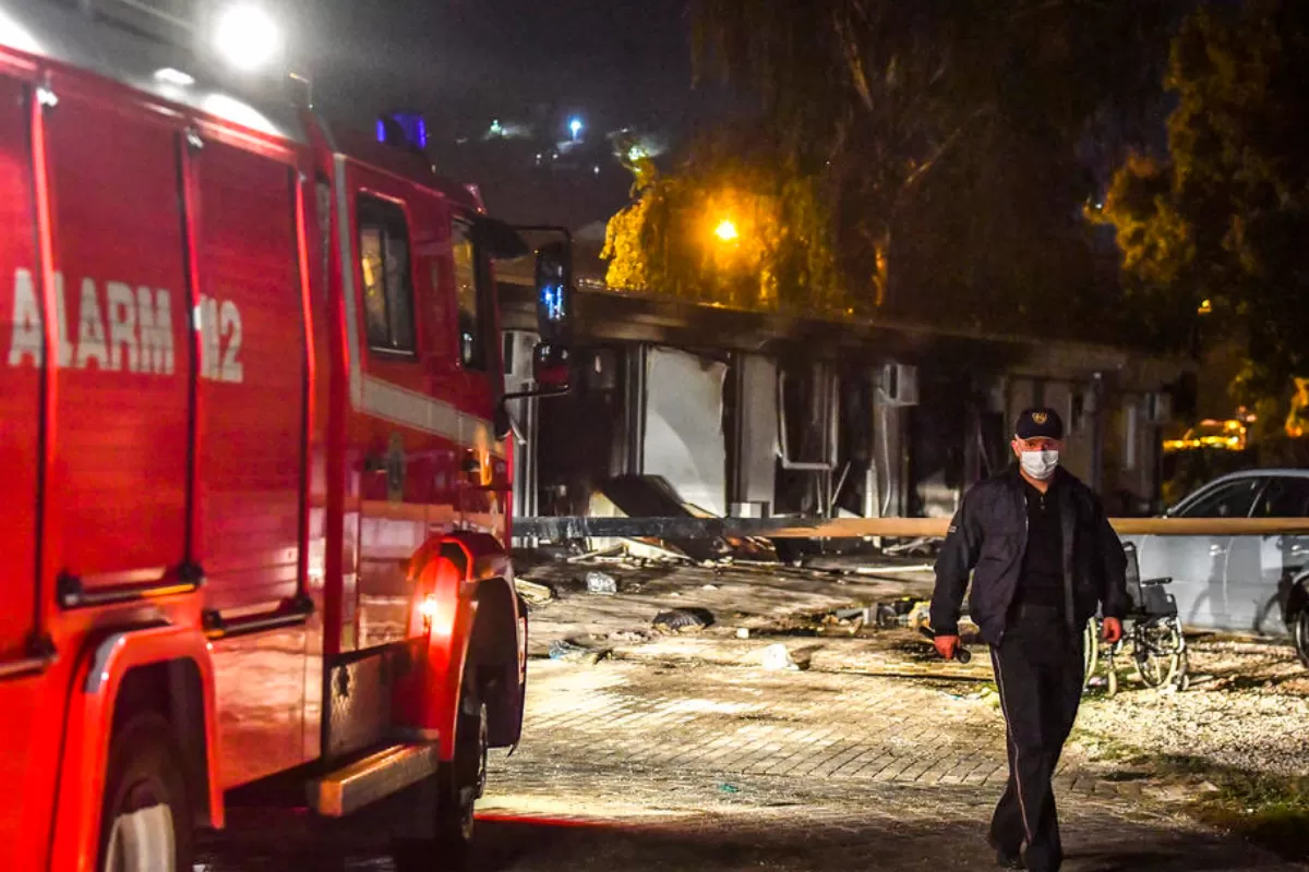 Cel puţin 14 oameni au murit, miercuri seară, într-un incendiu provocat de o explozie, într-un spital COVID-19 din orașul nord-macedonean Tetovo