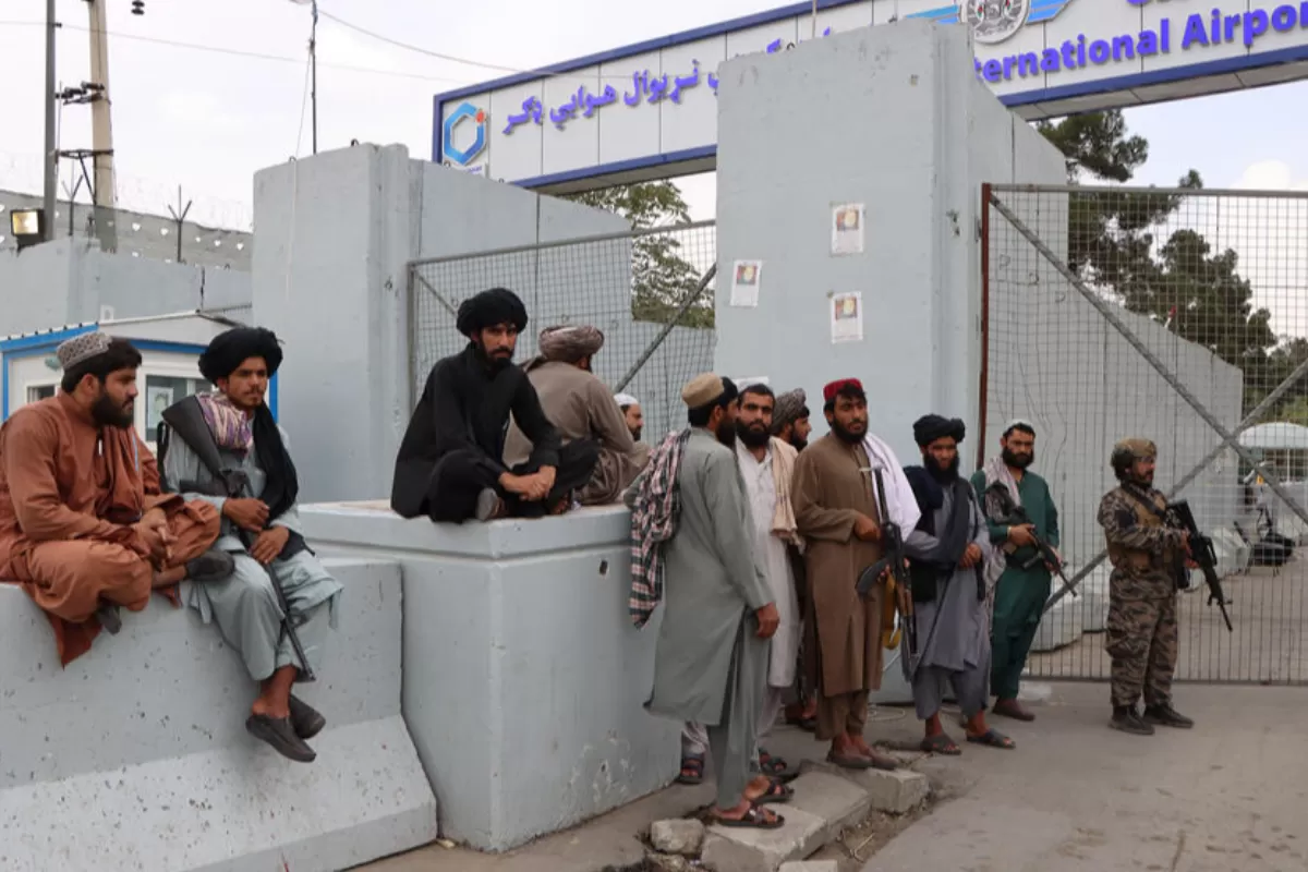 Două sute de cetăţeni străini care au rămas în Afganistan după evacuarea trupelor occidentale au primit aprobarea noului guvern taliban să plece cu zboruri charter