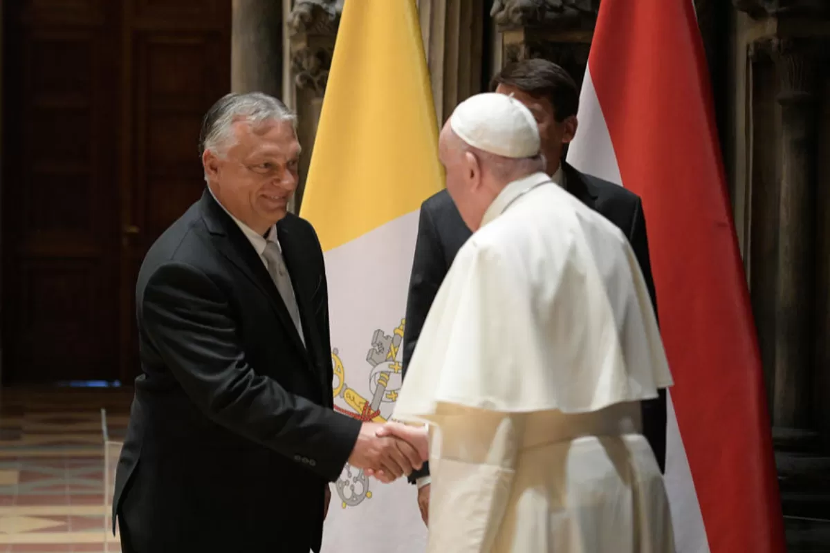 Papa Francisc i-a omagiat, duminică, la Budapesta, pe unguri drept o naţiune fidelă rădăcinilor sale, dar le-a cerut să fie şi deschişi către alţii