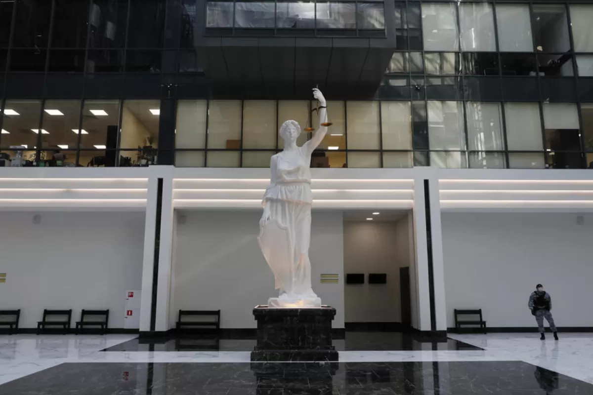 Justiția rusă a amendat, marți, din nou, rețelele sociale americane Facebook și Twitter