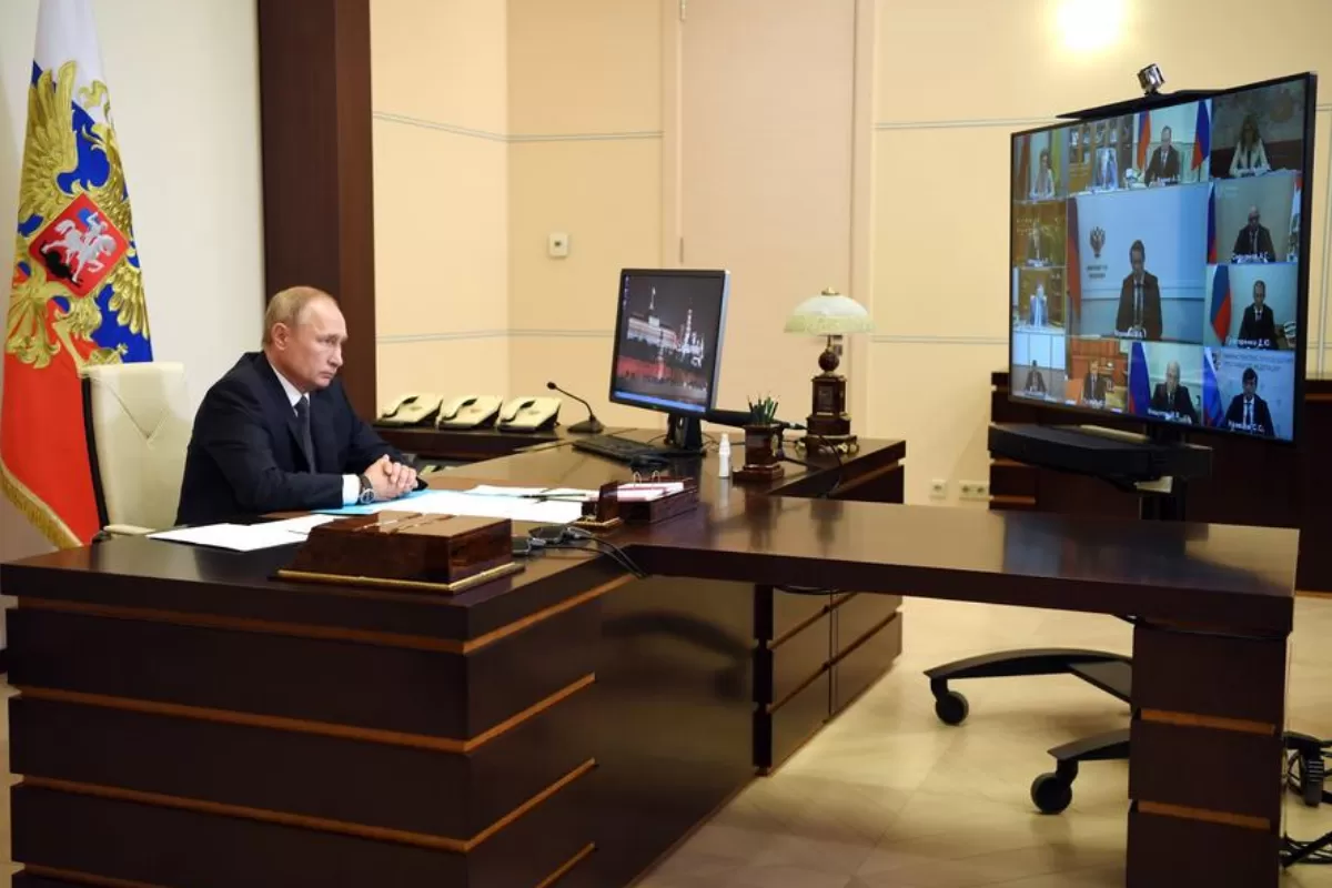 Președintele rus, Vladimir Putin, a anunțat, marți, că a intrat în contact cu persoane infectate cu COVID-19 și că e nevoit să stea în izolare