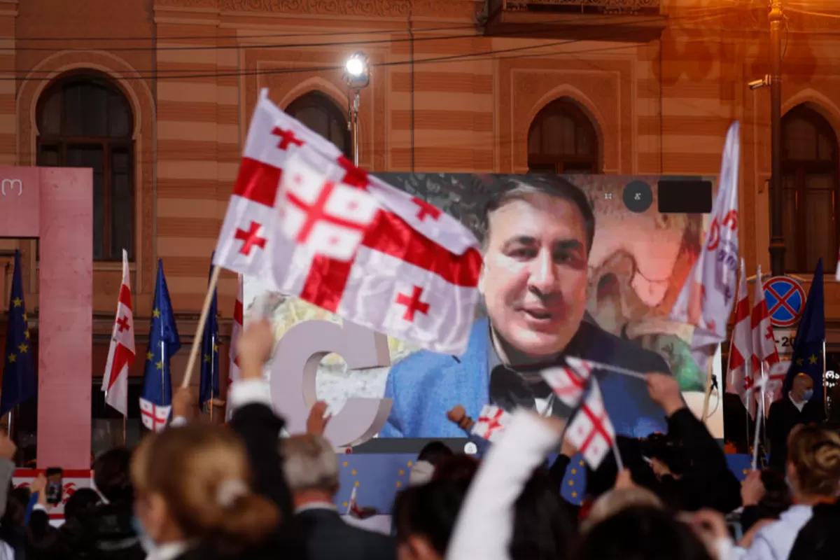 Autorităţile georgiene l-au avertizat pe fostul preşedinte Mihail Saakaşvili că va fi arestat dacă revine în ţară