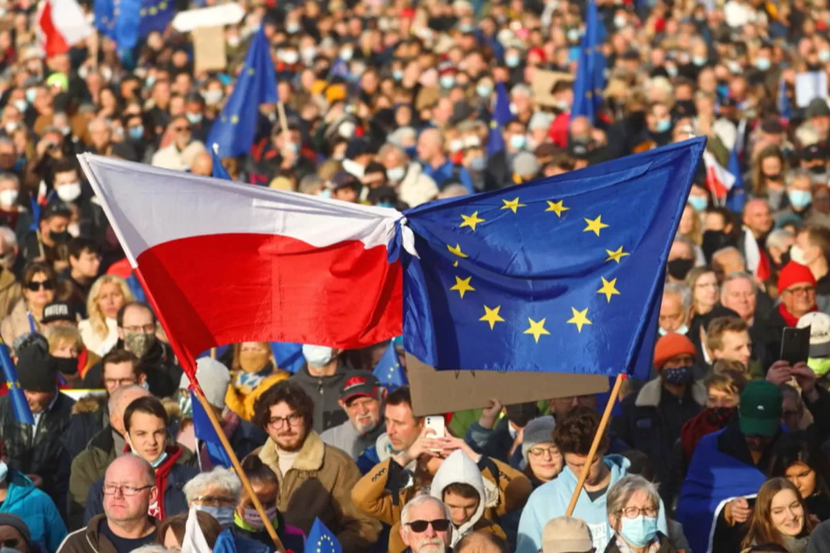 Zeci de mii de polonezi au manifestat pentru a apăra apartenența țării lor la Uniunea Europeană