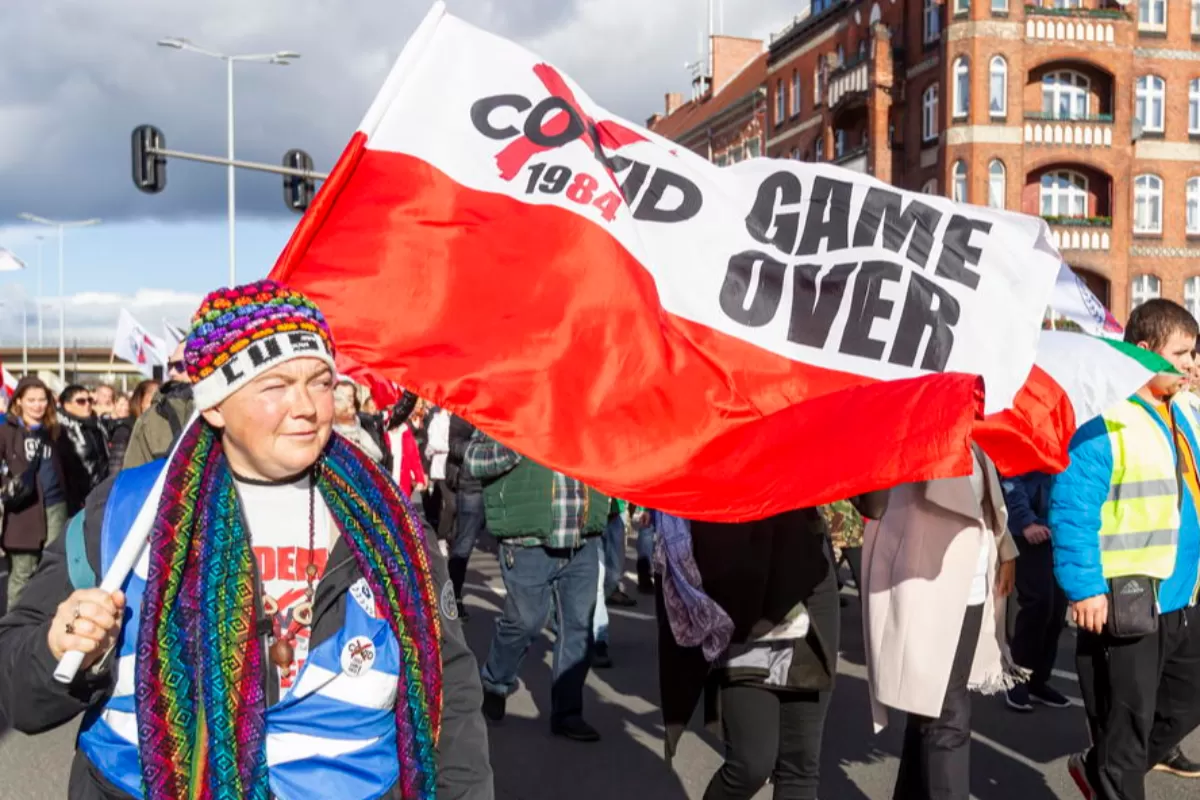 Autoritățile poloneze anunță că iau în calcul suplimentarea restricțiilor sanitare, dacă rata zilnică a contaminărilor cu COVID-19 trece de șapte mii