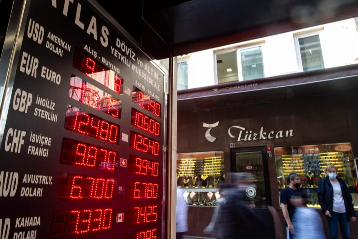 Lira turcească a atins, luni, un nou minim istoric