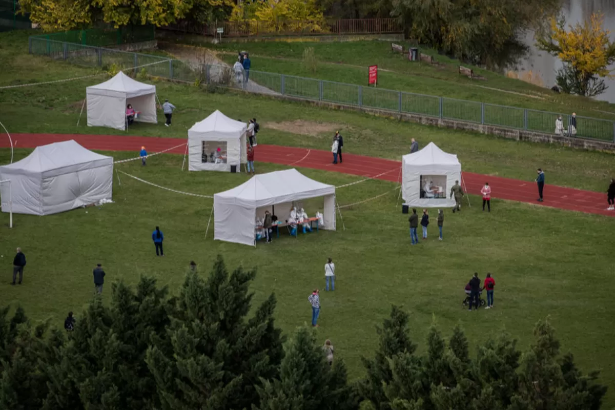 Parlamentul slovac şi-a suspendat, joi, lucrările, după ce unul dintre deputaţi a fost testat pozitiv cu COVID-19