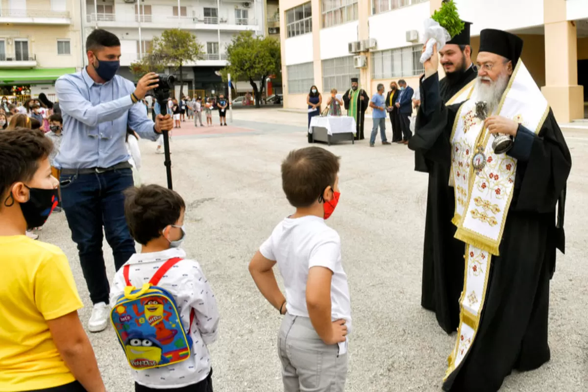 În Grecia a devenit obligatoriu, de sâmbătă, testul COVID-19 negativ pentru persoanele nevaccinate care vor să intre în clădiri administrative, magazine sau bănci