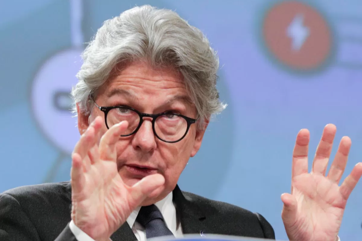 Comisarul european Thierry Breton îi îndeamnă pe responsabilii politici români să introducă obligativitatea așa-numitului certificat verde la locul de muncă