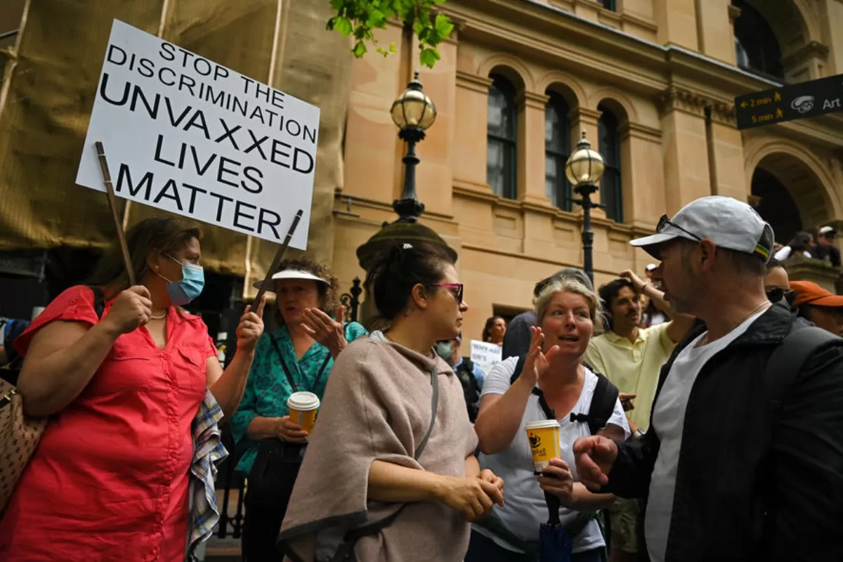 THE INSIDER: Dedublarea personalității publice. Cum difuzează RT fake-uri privind vaccinurile pentru publicul occidental și propagă vaccinarea pentru audiența rusă