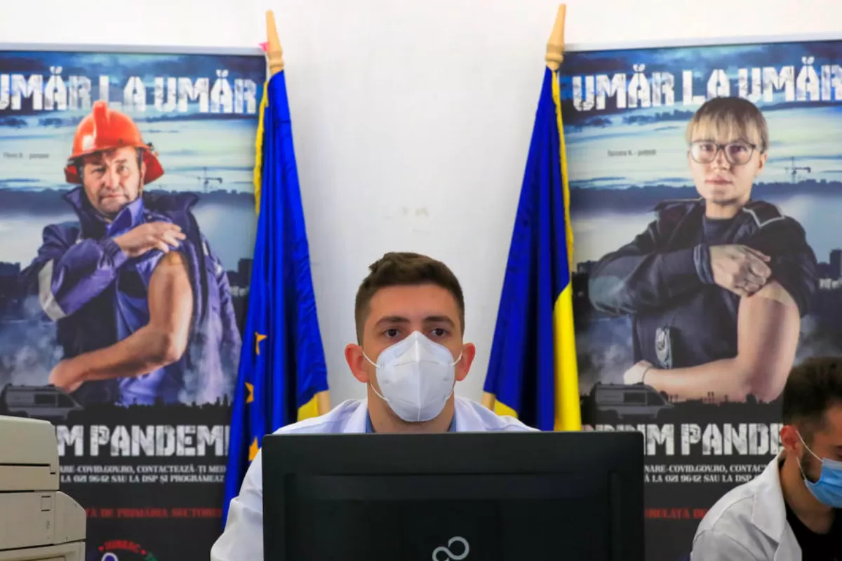 Noi reţineri în dosarul certificatelor verzi anti-COVID-19 false eliberate în România